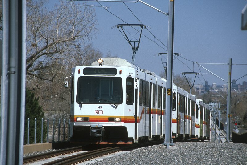 20130177-rtd.jpg - A train of SD-100s in the original LRT scheme crests the westbound approach to the Lakewood-Wadsworth Station. (4/26/13)